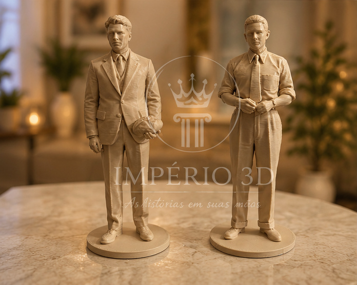 Duas esculturas 3D de corpo inteiro em PLA nude sobre mesa de mármore